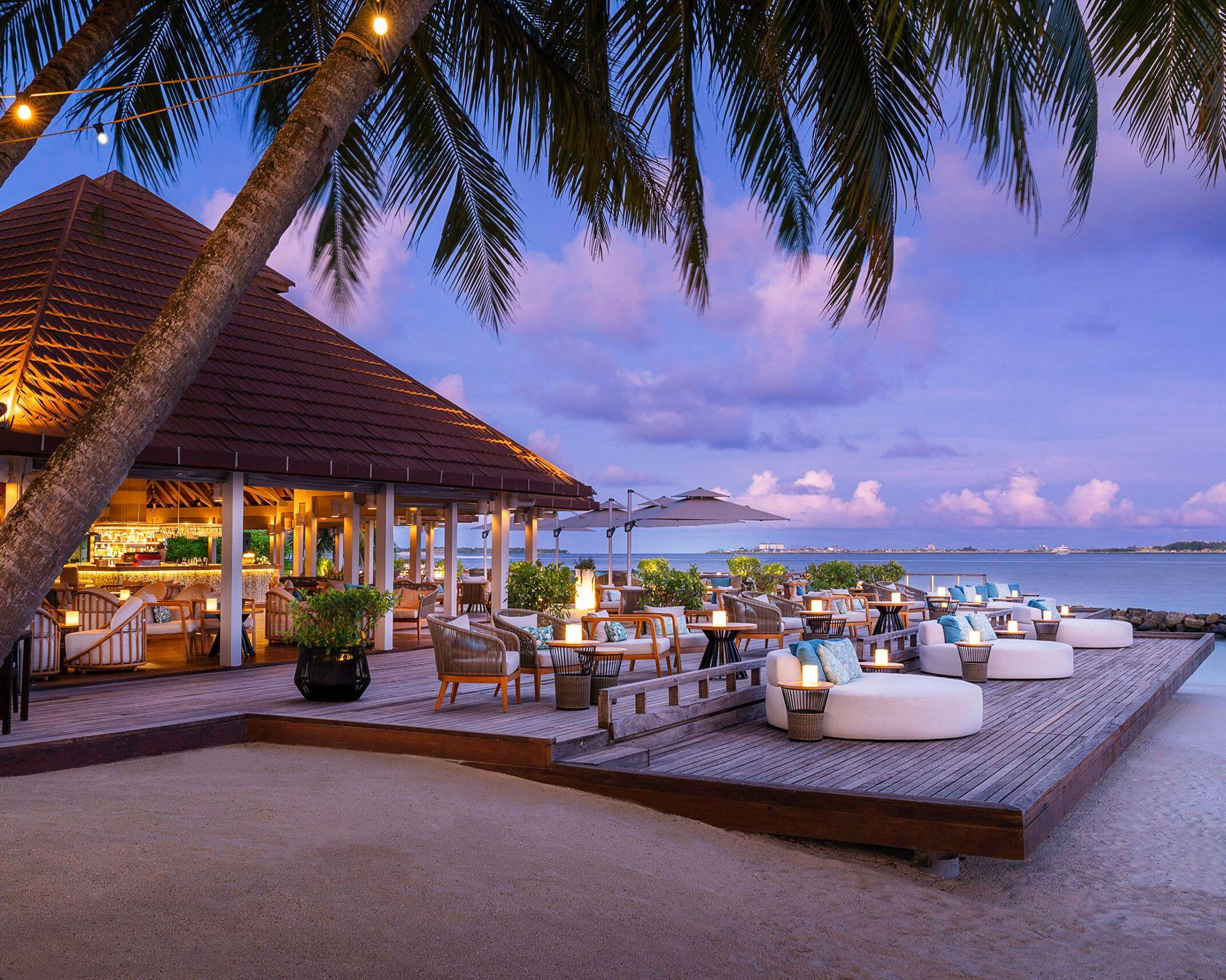 Kurumba-Maldives-Facilities-Bars-Kandu.jpg