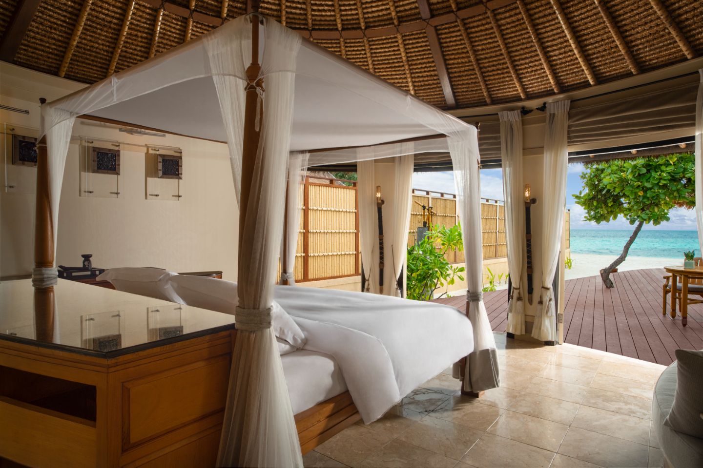 Banyan-Tree-Vabbinfaru-Rooms-Grand-Beachfront-Pool-Villa-Bedroom-Four-Poster-King-Size-Bed.jpg