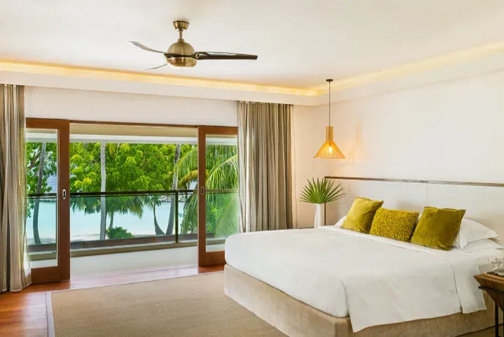 Kurumba-Maldives-Rooms-Family-Villa-Bedroom-2-sm.webp