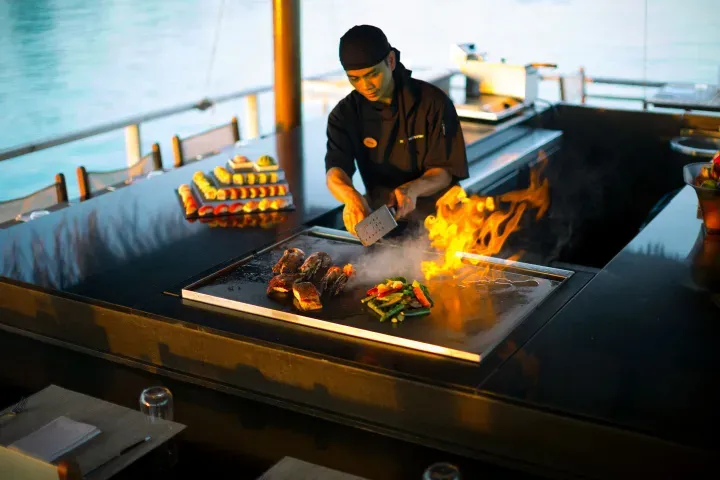 Velassaru-Maldives-Facilities-Restaurants-Teppanyaki-Cookery-Showcase-sm.webp