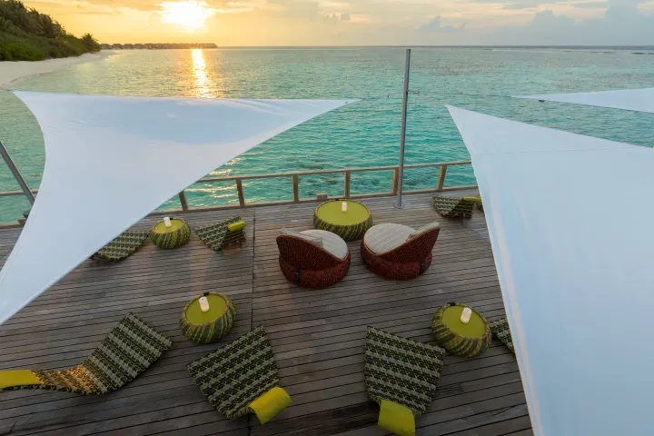 Velassaru-Maldives-Facilities-Restaurants-and-Bars-Chill-Bar-Sunset-sm.webp