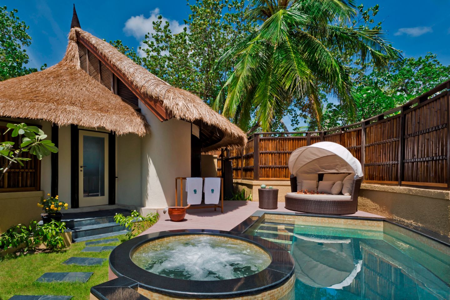 Banyan-Tree-Vabbinfaru-Rooms-Ocean-View-Pool-Villa-Bathroom-Private-Pool-and-Jacuzzi-2.jpg