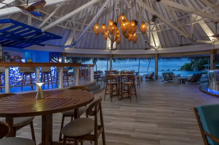 Ifuru-Island-Maldives-Facilities-Bar-Hubba-Hubba-Interior-sm.webp