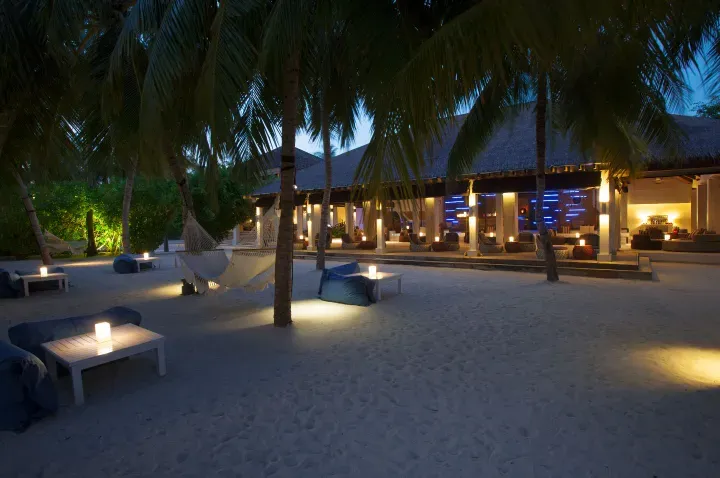 Velassaru-Maldives-Facilities-Restaurants-and-Bars-Fen-Bar-Evening-sm.webp